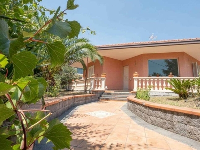 Villa in Via dionisio, Mascalucia, 7 locali, 2 bagni, giardino privato