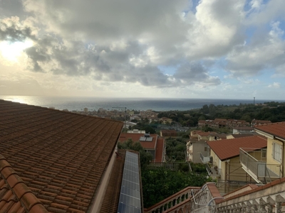 Villa in Via Enrico Berlinguer, Falerna, 2 bagni, giardino in comune