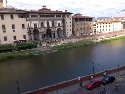 7 camere, max 21 persone, splendida vista sul fiume Arno, nel cuore di Firenze