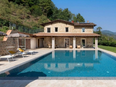 Accogliente casa a Pescia con giardino, piscina e sauna