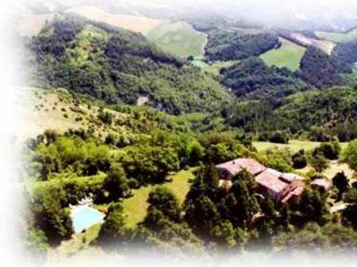 Affascinante casale a Urbino con piscina e giardino