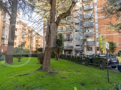 Appartamento in Affitto a Napoli, 980€, 105 m²