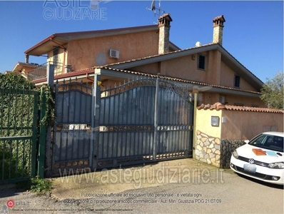 Casa Bi/Trifamiliare in Vendita in Via Lunano snc, a Roma