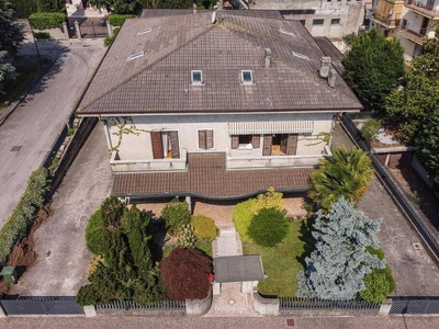 Casa di lusso in vendita Ronco all'Adige, Veneto