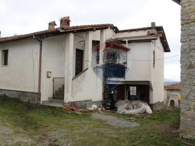 Casa indipendente con terrazzo a Piana Crixia