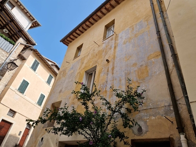 Casa semi indipendente da ristrutturare a Spoleto