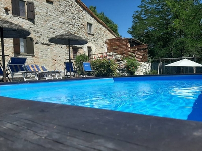 Casale a Urbino con piscina e giardino