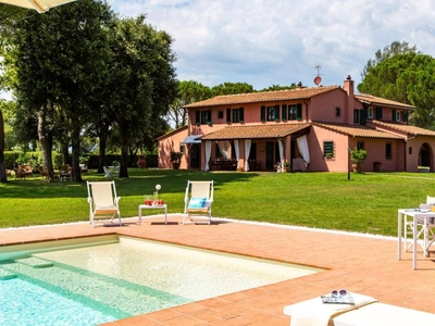 Confortevole casa a Fucecchio con barbecue, giardino e piscina