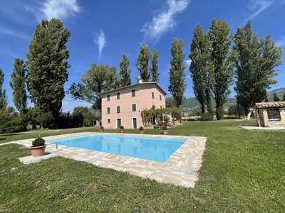 Confortevole casa a Gubbio con terrazza, giardino e barbecue