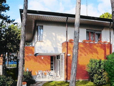 Confortevole casa a Lignano Pineta con giardino recintato
