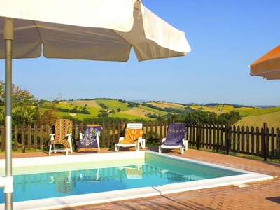 Confortevole casa a Montecarotto con piscina privata