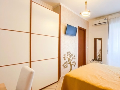 Luminosa camera in affitto in appartamento con 3 camere da letto a Ostiense