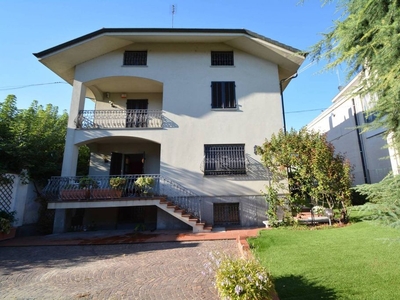 Prestigiosa villa di 350 mq in vendita Via Dante Alighieri, 27, Carmagnola, Provincia di Torino, Piemonte