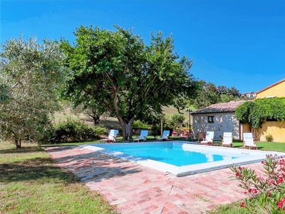 Vecchia casa a Montecarotto con piscina e giardino
