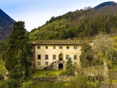 Villa con giardino a Lucca