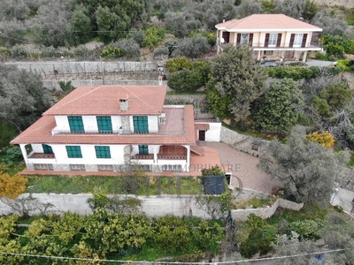 Villa con giardino in via nappio, Ventimiglia