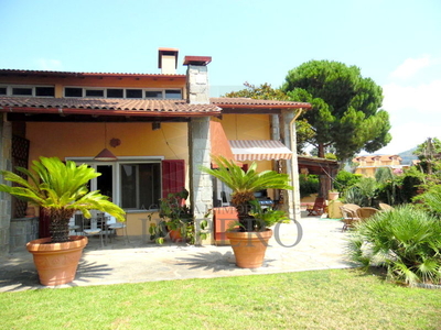 Villa con giardino in via tamagna, Ventimiglia