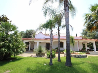 Casa a San Vito Dei Normanni con barbecue, piscina e terrazza