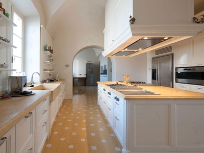 Villa in Affitto a Pistoia, 8'000€, 1000 m²