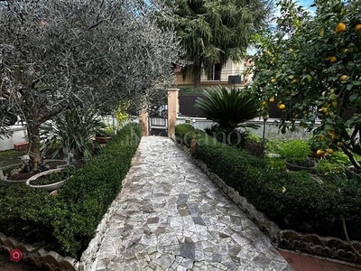 Villa in Vendita in Via Taurianova a Roma