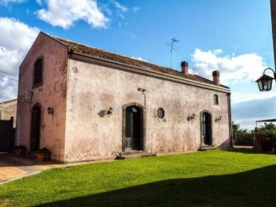 Casa a Fiumefreddo Di Sicilia con barbecue, piscina e giardino