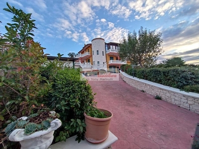 Villa Via Collina Santa Lucia, 18 Periferia 10 vani 305mq