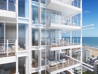 Vivi l'Esclusività Fronte Mare: Appartamento Panoramico con Design Futuristico in Vetro
