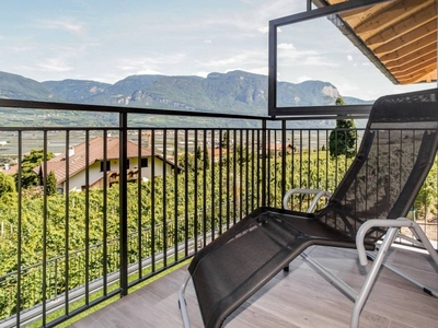 Appartamento 'Bacchushof Merlot' con vista sulle montagne, balcone e piscina condivisa