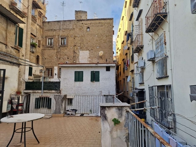 Appartamento con terrazzo, vico Maiorani, Napoli