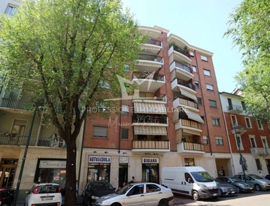 Appartamento in vendita a Torino via Breglio, 49