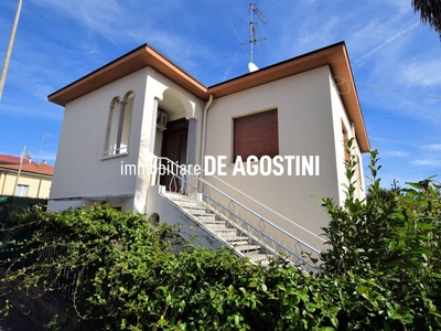 Casa Indipendente in vendita ad Arona via Monte San Michele
