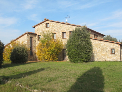 Casale in pietra con piscina vicino a Volterra