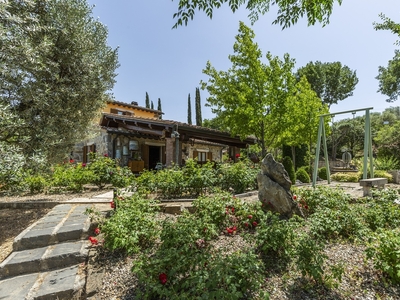 Casale panoramico con terreno a Campiglia d'Orcia- Toscana