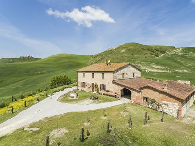 Casale panoramico con terreno ad Asciano - Toscana