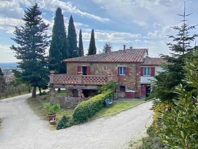 Casale restaurato con piscina, ulivi e vista