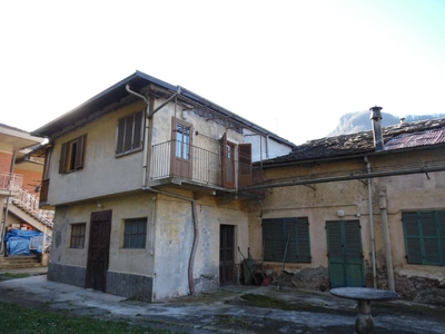 Fabbricato terracielo con giardino privato, via Oltresoana, Pont-Canavese