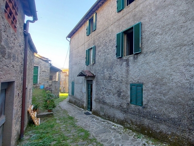 Grande Casa di Borgo in Pietra con Giardino vicino a Bagni di Lucca
