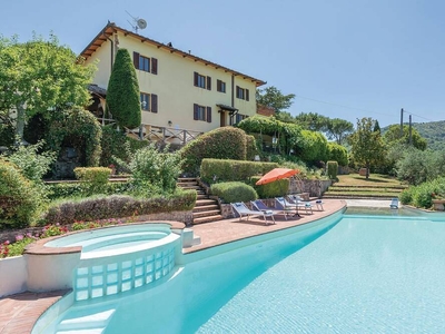 In una posizione panoramica unica, tra la valle dell'Arno e il Chianti, questa villa è situata sulla
