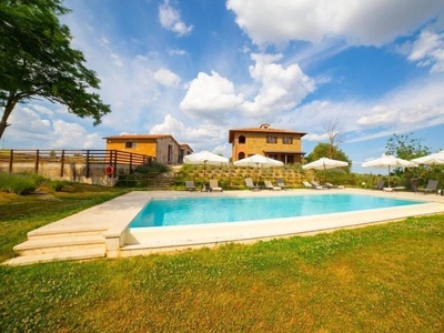 Piacevole casale a Montepulciano con giardino e piscina