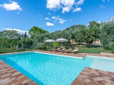 Questa bellissima casa vacanze con piscina privata si trova a circa 1,5 km da Petriolo, un piccolo e