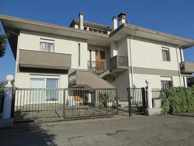 Splendida Villa Divisa in 2 Appartamenti in Vendita a Monti di Licciana Nardi Toscana