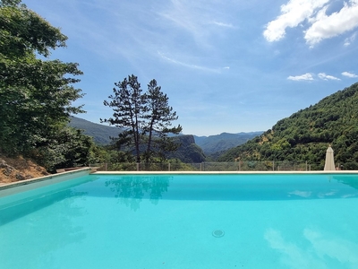 Tuscan Village House con piscina in vendita
