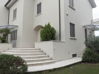Villa a schiera 10 locali di 245 m² in Civitanova Marche