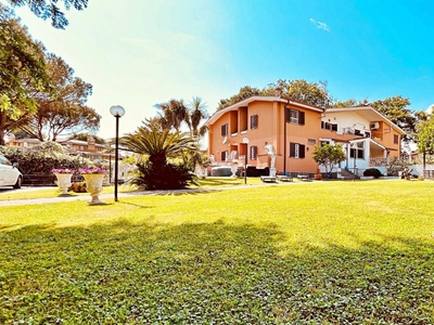 Villa esclusiva con parco Via Toscanini, Valcanneto