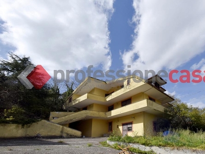 villa indipendente in vendita a Limatola