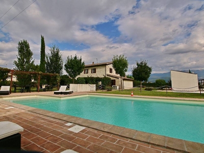 Accogliente casa a Foligno con piscina, giardino e terrazza