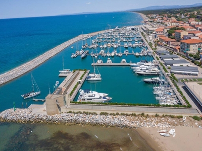 Affascinante appartamento a San Vincenzo con terrazza coperta