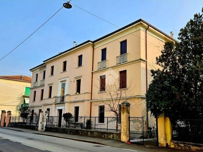 Appartamento in vendita a Verona via centro, 1