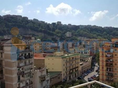 Appartamento Quadrilocale in affitto a Napoli
