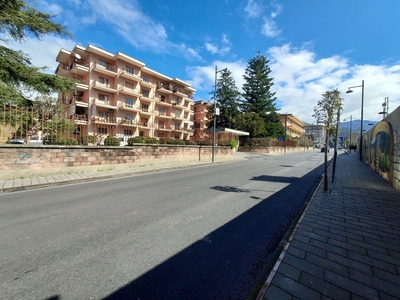 Bellissimo appartamento in vendita a Nocera Superiore, nel centro della città, immerso in un incantevole parco. L'immobile dispone di ascensore e ampi terrazzi con una vista mozzafiato. L'ingresso è spazioso e accogliente, seguito da un luminoso salone, cucina attrezzata e un camino per serate romantiche. La proprietà vanta 2 camere da letto, 2 bagni con lavanderia, ripostiglio e posto auto incluso nel prezzo di € 189.000. Con 100 m² totali e accesso adattato per persone con mobilità ridotta, questa casa è perfetta per chi cerca comfort e stile. Contattaci per maggiori informazioni e scopri la possibilità di acquisto con mutuo!